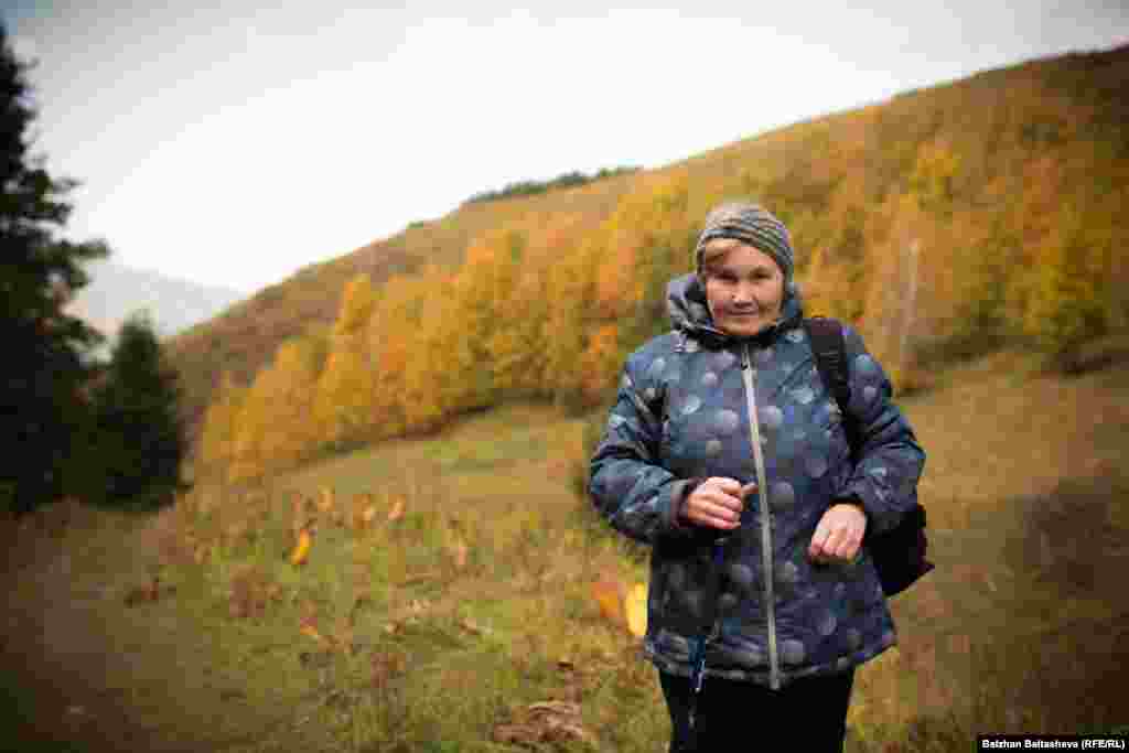 Галина, 66 жаста: "Тауға келсем, демалып қаламын. Табиғатқа сүйсіну жаман ба? Біздің жақтың таулары өте әдемі, мұндай тау кез келген жерде жоқ. Өрлей беріңдер, неғұрлым биікке шықсаңдар соғұрлым ғажап көрінеді".
