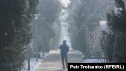 Мужчина идет по улице в Алматы. Январь 2021 года.