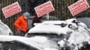 Илустрација: Работник со заштитна маска го изнесува ѓубрето од хотел во Скопје кој служи како карантин за луѓето кои се вратиле од странство.
