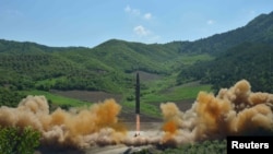 Офіційне фото північнокорейського агентства ЦТАК: пуск ракети «Хвасон-14», 4 липня 2017 року