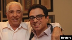 خانواده نمازی از نهادهای مسئول در ایران خواستهاند که به سیامک نمازی مرخصی بدهند تا هنگام عمل جراحی همراه پدرش باشد و در دوران نقاهت از او مراقبت کند
