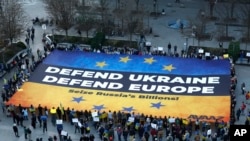 Ілюсраційне фото. Активісти розгортають банер на підтримку України перед будівлею Європейської ради в Брюсселі, березень 2025 року