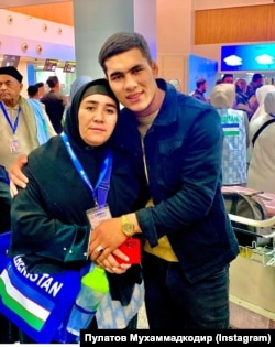 Nigora Qambarova o‘g‘li Muhammadqodir Po‘latov bilan. Rasm Muhammadqodirning Instagram sahifasidan olindi.
