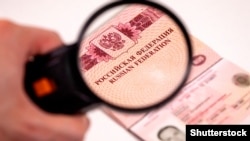 Згідно з російським законодавством, особи, які набувають громадянства, мають впродовж двох тижнів від моменту його отримання стати на облік у місцевих органах призовної служби