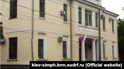 Rusiye kontrolindeki Aqmescitniñ Kiyev rayon mahkemesiniñ binası (arhiv fotoresimi)