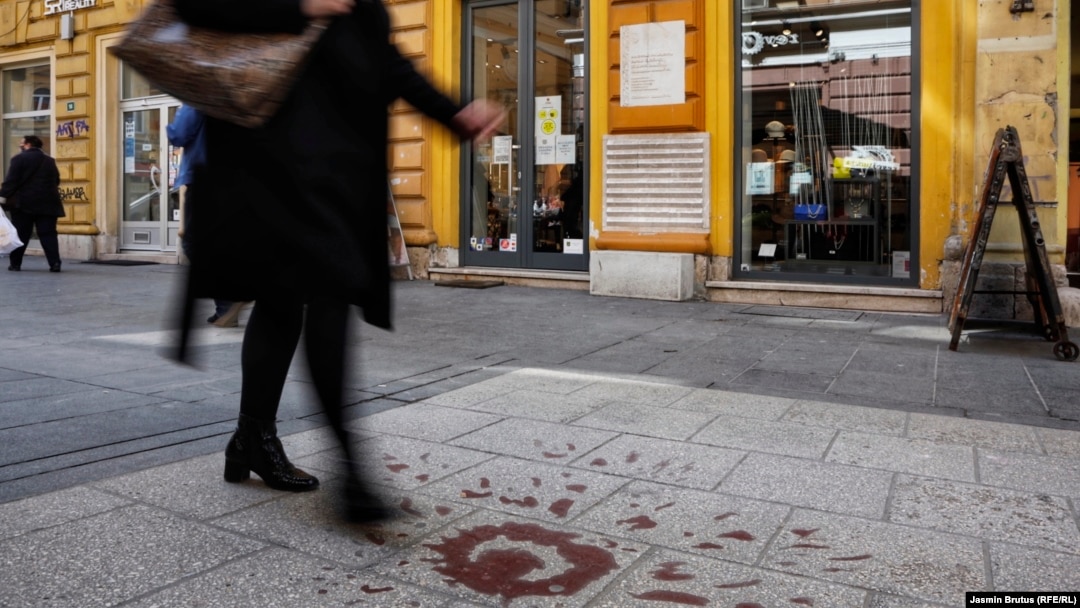 Ploča u centru sarajevske ulice Ferhadija (u sredini, gore) na kojoj piše: "Na ovom su mjestu srpski zločinci 27.5.1993. ubili 26 građana Sarajeva" za koju gradonačelnik Istočnog Sarajeva traži da se ukloni, (12. april 2021.)