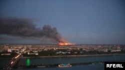 Пожар на хранилище нефтяных отходов продолжался несколько дней. Атырау, октябрь 2008 года. 