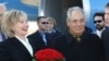 ჰილარი კლინტონი და თათრეთის პრეზიდენტი მინტიმერ შაიმიევი ყაზანის აეროპორტში