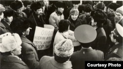 “Кыргызстан” Демократиялык Кыймылынын өкүлдөрү Фрунзе (азыркы Бишкек) шаарынын Борбордук аянтында нааразылык жыйынын куруп, советтик аскерлердин Балтика өлкөлөрүнөн чыгарылышын талап кылышты. Ураандардын биринде “Эсиңерге келгиле! Аскердик кол салуу – дем