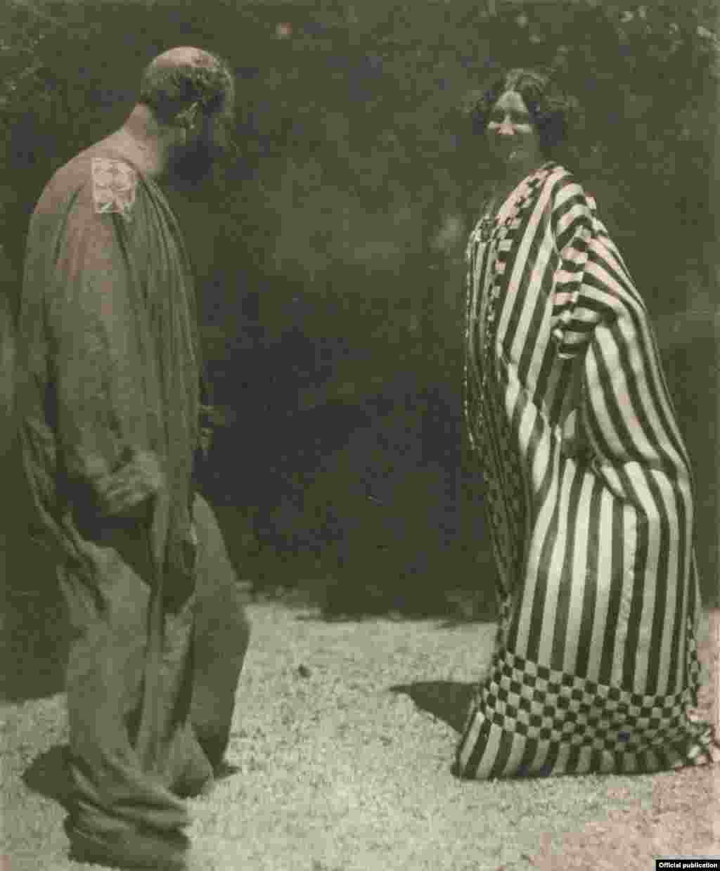 Gustav Klimt și Emilie Flöge fotografiați în 1909.