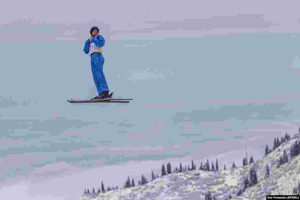 Выступление одного из спортсменов на чемпионате мира по фристайлу. Где-то внизу под облаками — Алматы.