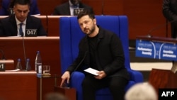 Președintele ucrainean, Volodimir Zelenski, văzut aici în timpul unei vizite la Strasbourg pe 25 iunie, va vorbi prin videoconferință summit-ului UE de la Bruxelles, pe 26 iunie, dar fără șanse să obțină pentru Ucraina deschiderea capitolelor de negociere pentru aderare 