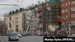 Ремонт фасада здания, выходящего на центральную улицу Омска, в преддверии форума межрегионального сотрудничества России и Казахстана.