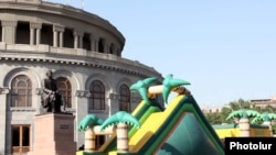 Մանկական խաղահրապարակ Ազատության հրապարակում: 14-ը հունիսի, 2010 թ.