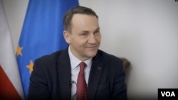 Водночас Радослав Сікорський наголосив, що його країна не лише закуповує, а й активно виробляє озброєння