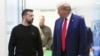 Дональд Трамп (праворуч) спілкується з Володимиром Зеленським у Нью-Йорку у вересні 2024 року