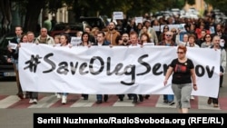 Активісти в Україні і по всьому світу продовжують вимагати від Росії і її президента Володимира Путіна звільнити незаконно утримуваних українців