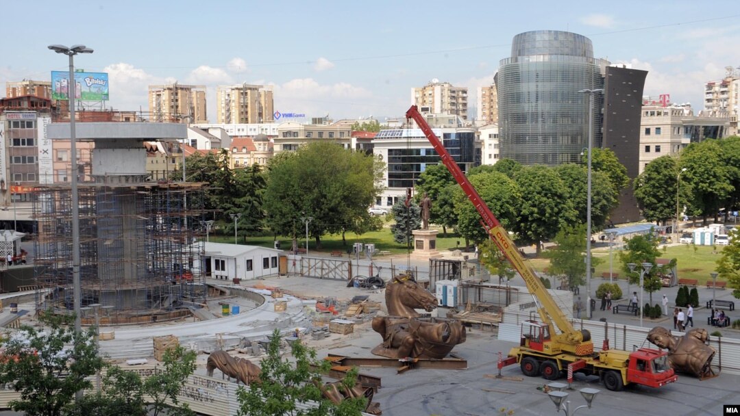 Од вчерашното поставување на споменикот 