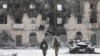 Бойовики угруповання ​​«ДНР» біля зруйнованої внаслідок бойових дій будівлі. Вуглегірськ, 16 лютого 2015 року