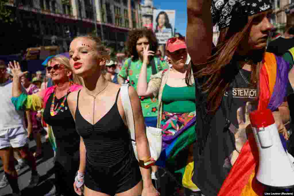 Orbanova vlada je postepeno ograničavala prava LGBTQ+ zajednice u posljednjoj deceniji, da bi u martu ove godine usvojili zakon kojim se zabranjuje parada ponosa, pozivajući se na potrebu zaštite djece.Protivnici ovaj potez vide kao dio šireg suzbijanja demokratskih sloboda uoči izbora sljedeće godine.