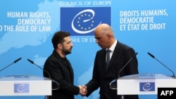Украинскиот претседател Володимир Зеленски и генералниот секретар на Советот на Европа, Ален Берс, се ракуваат по потпишувањето на договор за формирање специјален трибунал за судење на високи функционери одговорни за руската инвазија на Украина, 25 јуни 2025